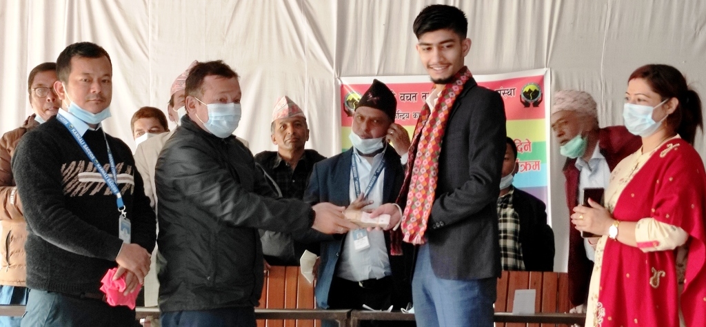 कर्णाली साकोसद्वारा छात्रवृत्ति र राहत प्रदान